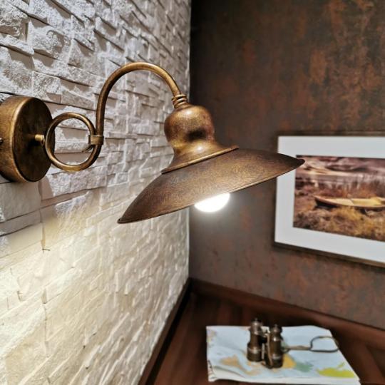 mediteransky medeny nastenny klasicky kuchyna obyvacka stena lampa osvetlenie chodba stena toskansky taliansky styl lampy lameriana vidiecky dom renovacia vintage country lovecky dom.jpg